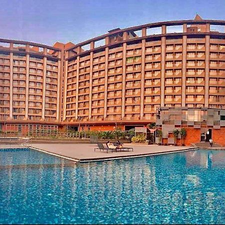 Weekend Address Managed By Stay Cation Surat Exterior foto